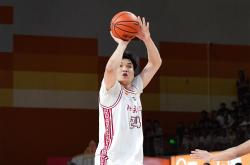 开云体育官方网站-年轻球员崭露头角，CBA比赛沸腾全场