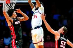 开云体育入口-猛龙飞天！伦纳德独霸篮下稳擒胜利