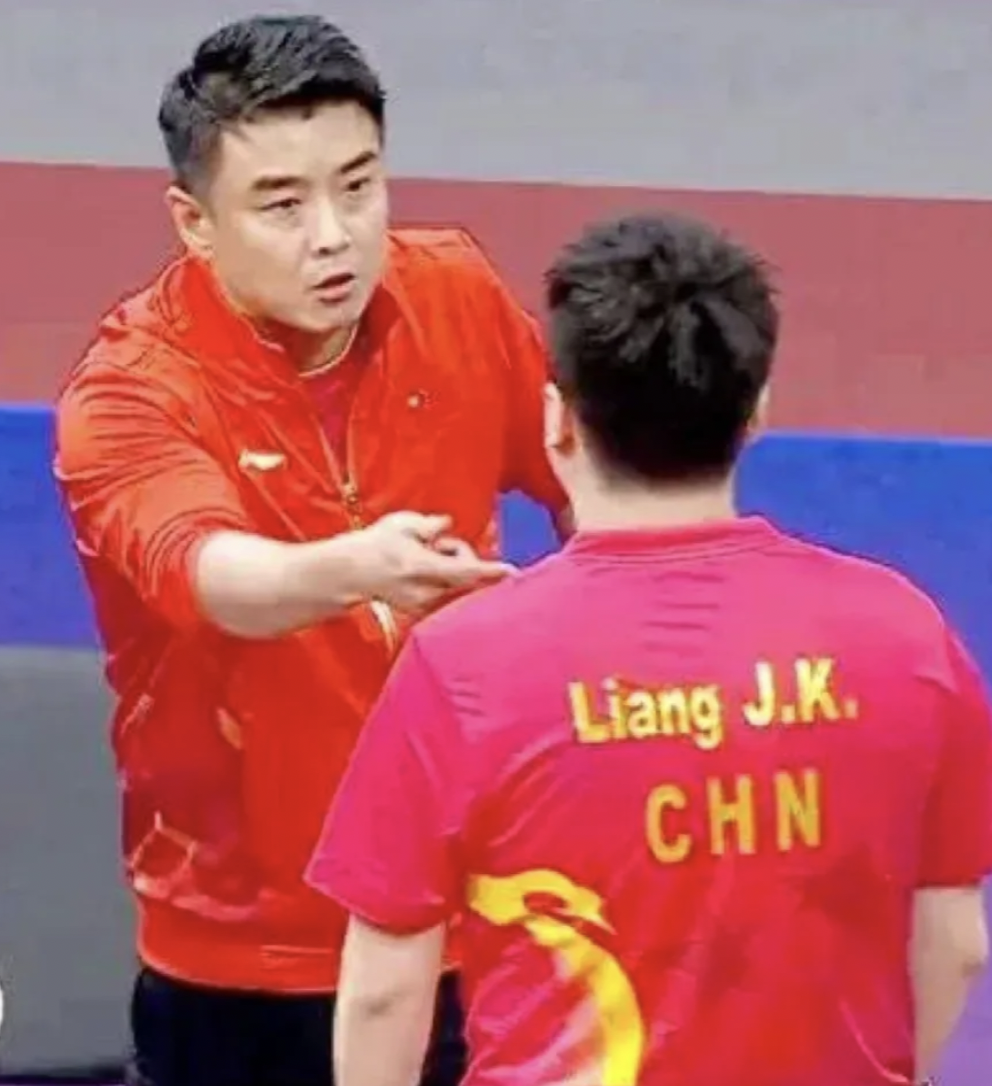 队员闹意见被换下场,教练组织全队团结的简单介绍 队员闹意见被换下场,教练组织全队团结的简单介绍