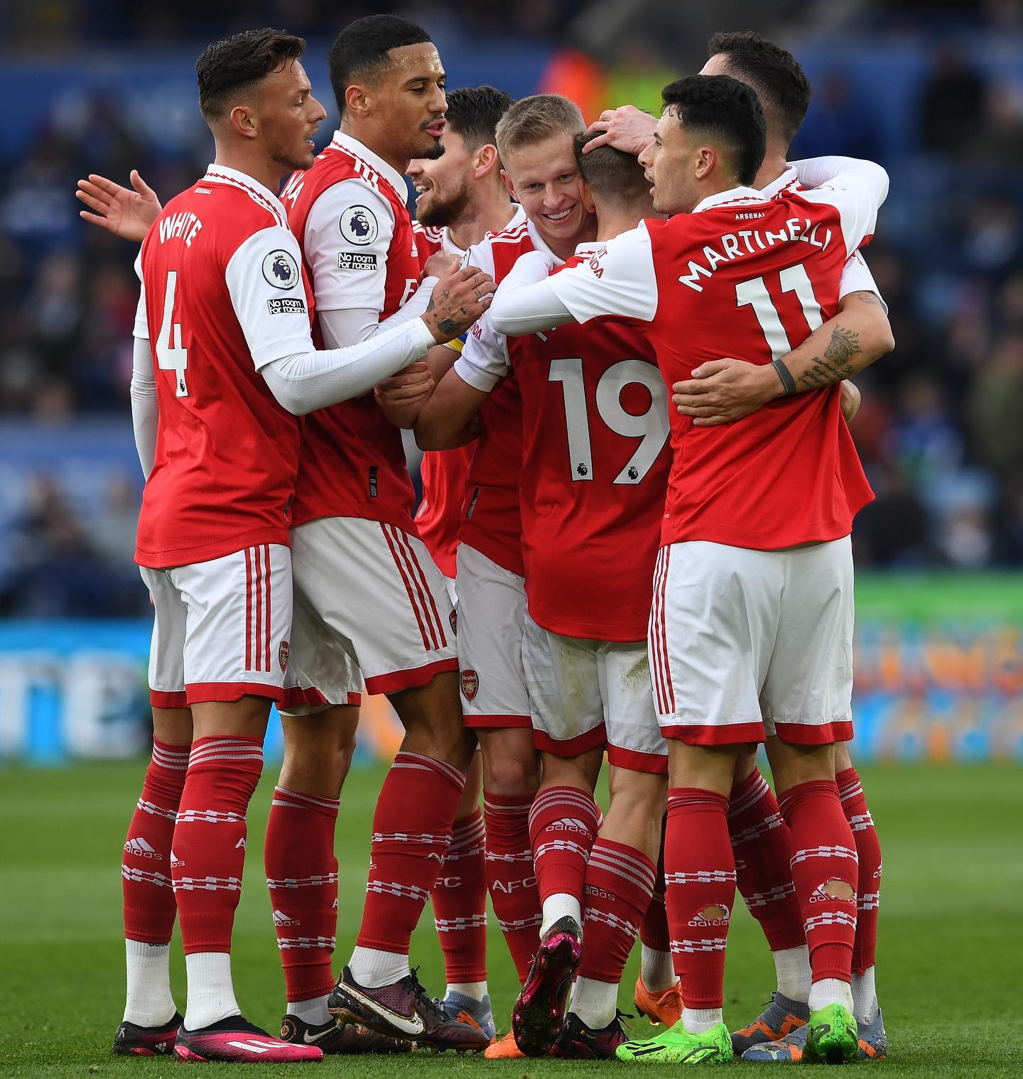 包含英格兰队迎来重要胜利，积分榜上大幅领先的词条