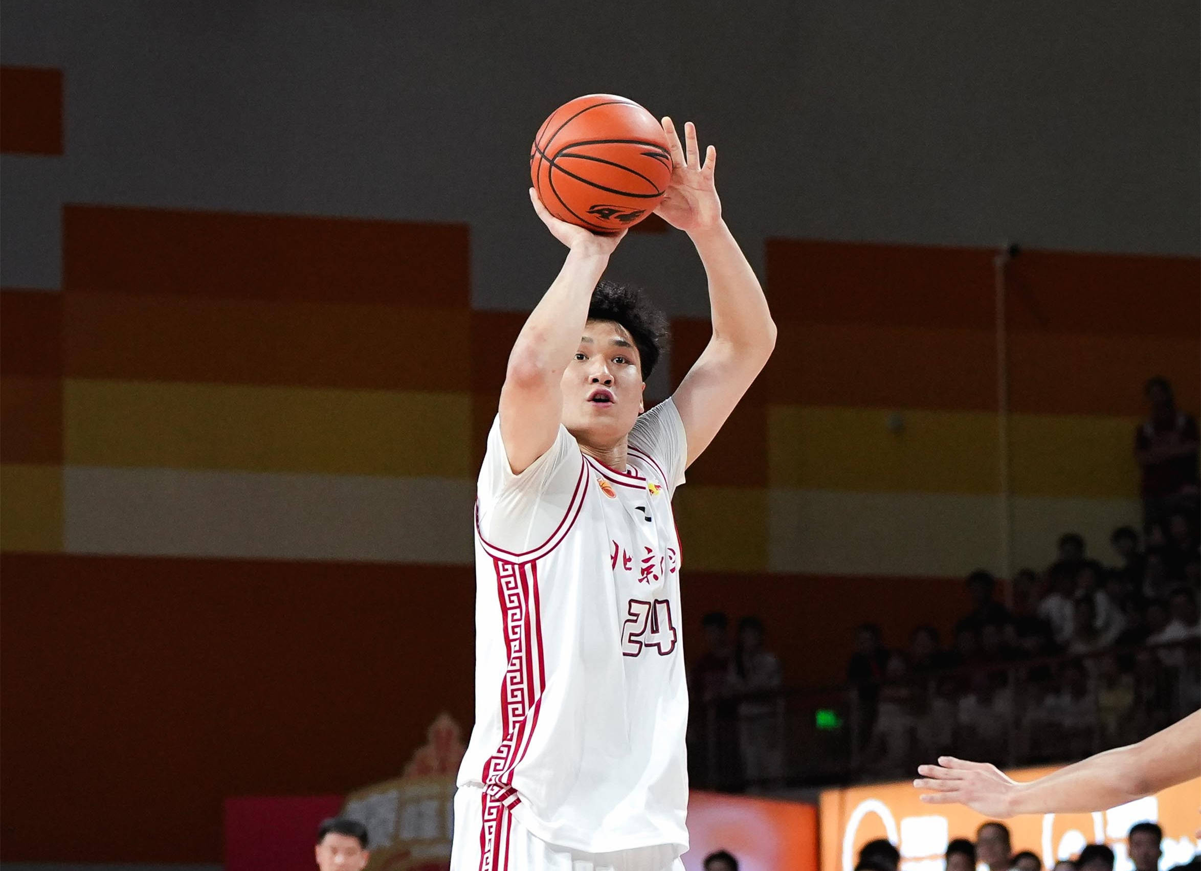 年轻球员崭露头角,CBA比赛沸腾全场 年轻球员崭露头角,CBA比赛沸腾全场