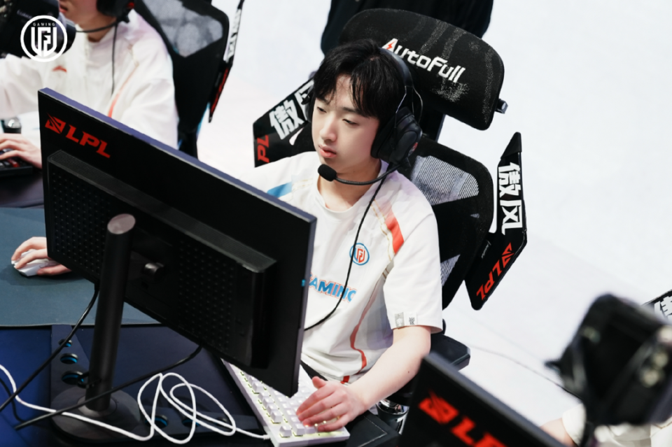 TL横扫FLY，Deft打出惊人五杀小组赛2:1（釜山）