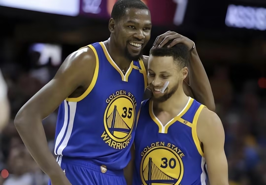 德国男篮碾压勇士B队,杜兰特三分雨点燃全场的简单介绍 德国男篮碾压勇士B队,杜兰特三分雨点燃全场的简单介绍